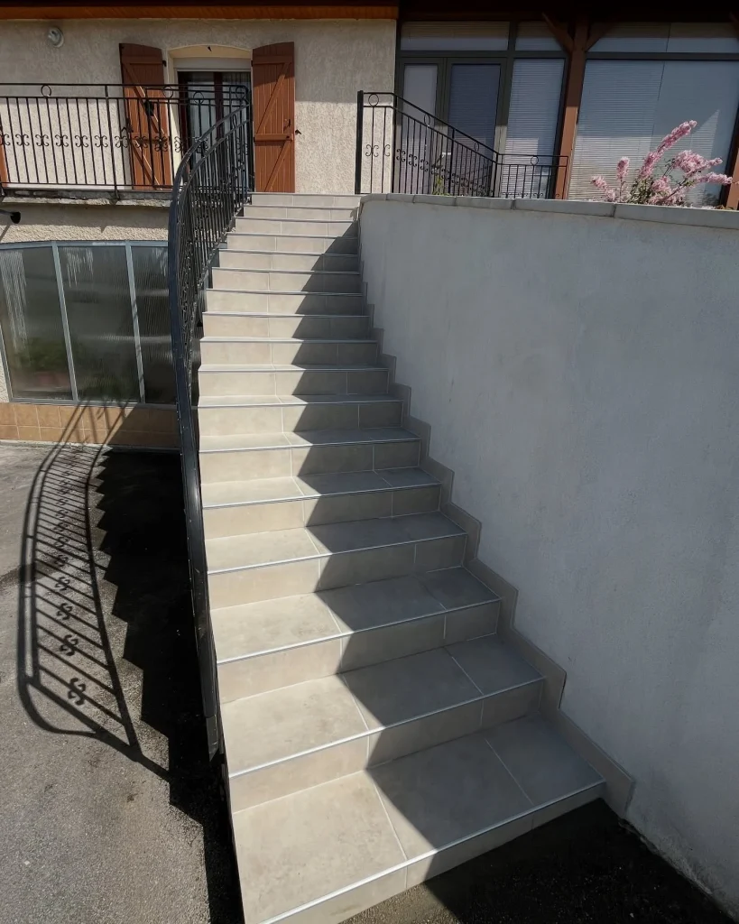 Escalier extérieur carrelé par JT Carrelage