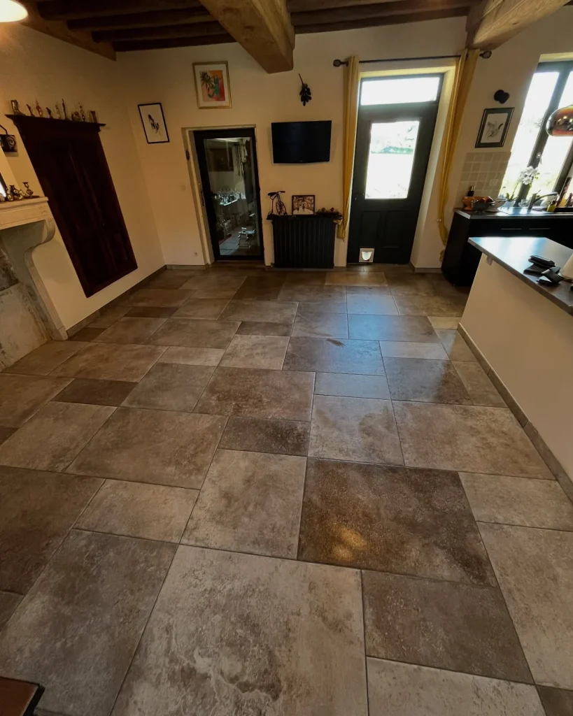 Salle de bain beige et parquet bois clair