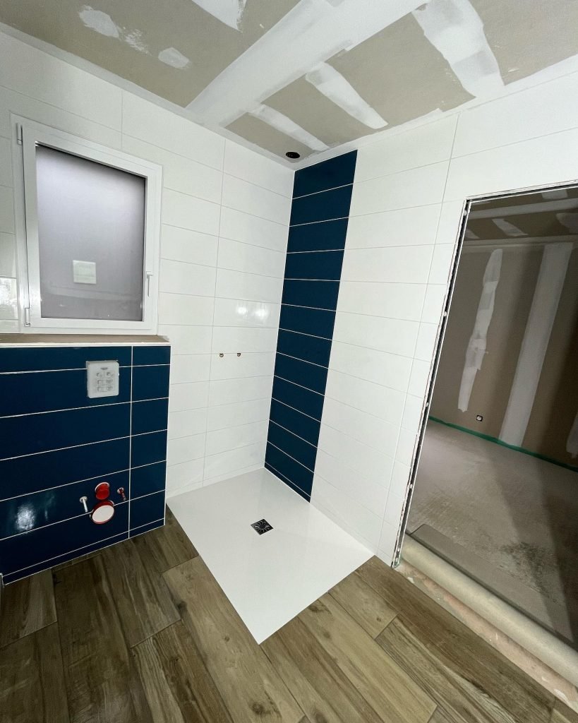 Salle d'eau bleu profond et faience blanche