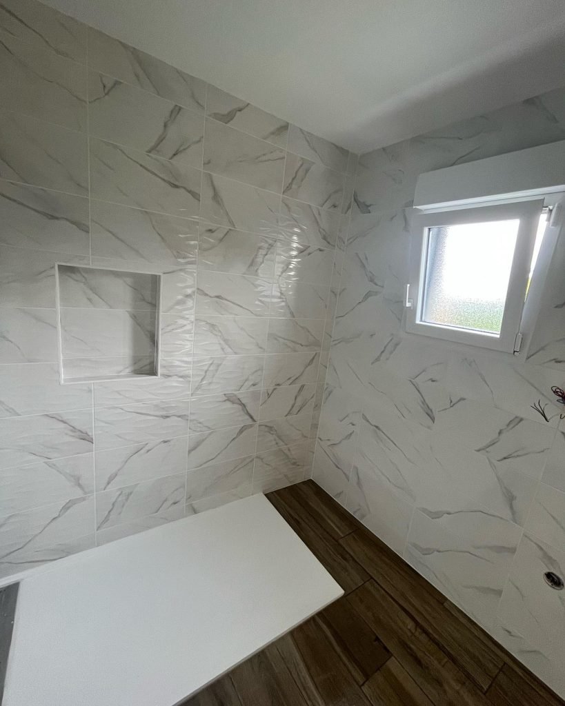 Salle d'eau effet marbre veine